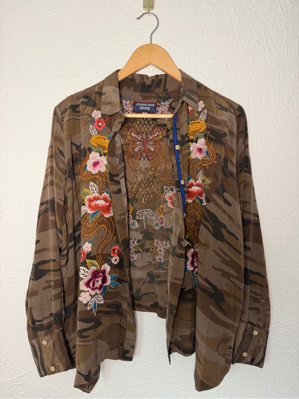 Johnny Was Womens M 100% Silk Camo Floral Embroidered Butterfly Button Shirt